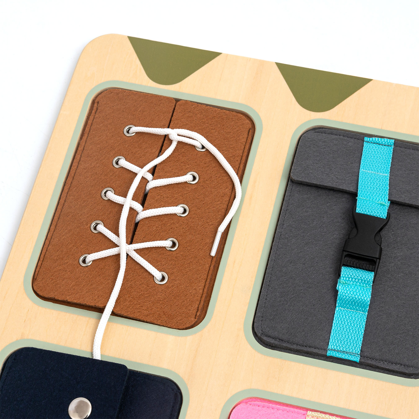 Tablă manipulativă Montessori din lemn – Învățarea senzorială a independenței - șireturi, catarame, nasturi, capse, fermoar