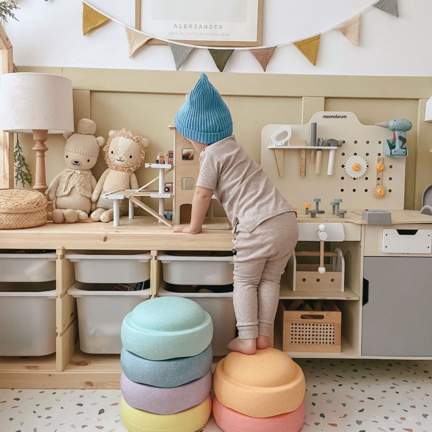 Parcare din lemn pe trei etaje cu lift - garaj cu mașini și elicopter