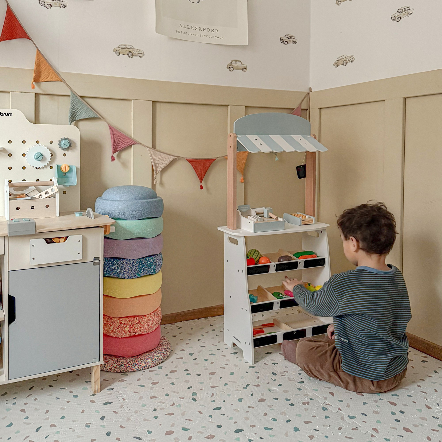 Magazin de legume - tarabă din lemn cu lăzi, casă de marcat și terminal