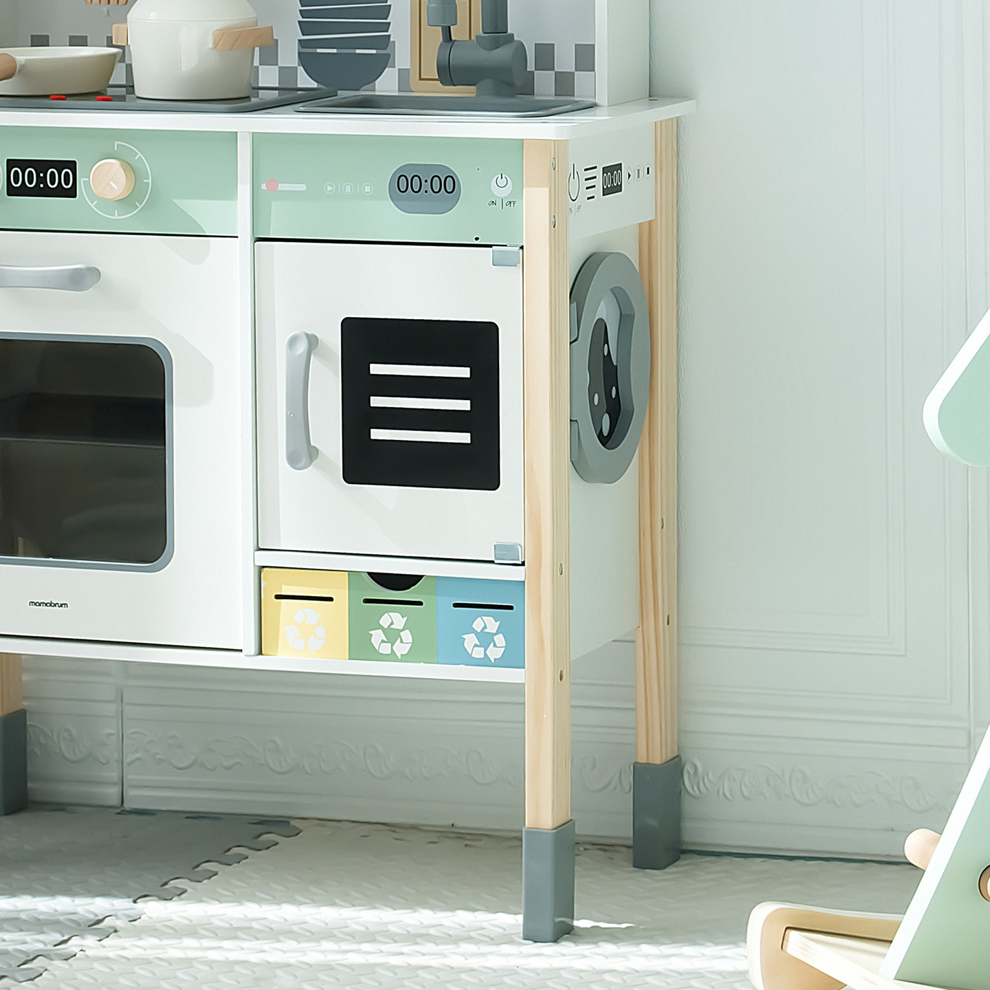 Bucătărie interactivă cu mașină de spălat rufe, mașină de spălat vase și tablă