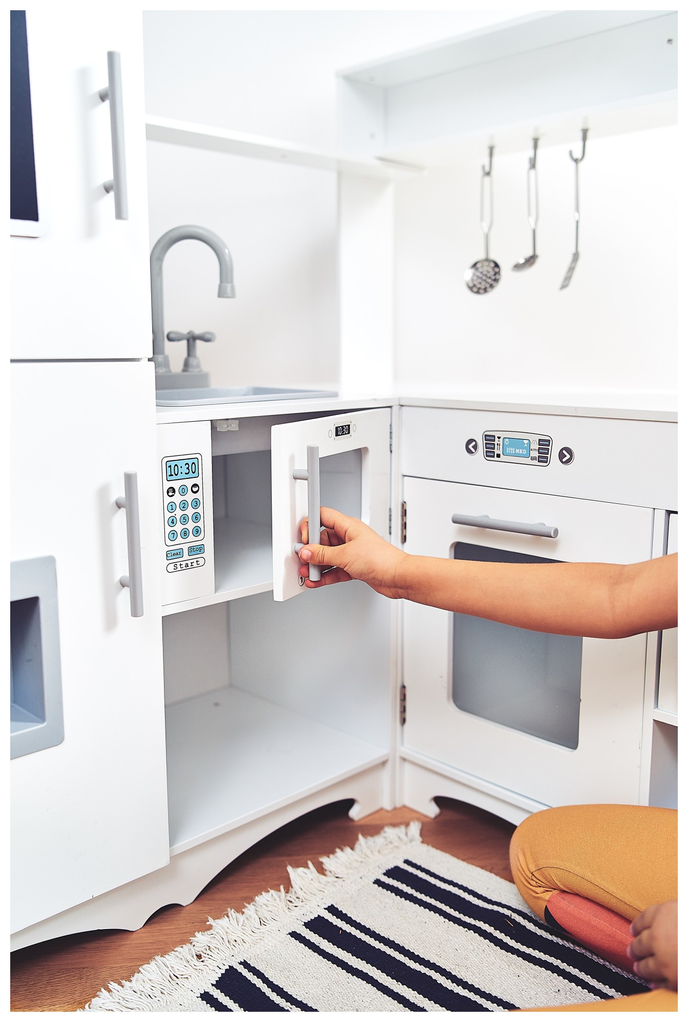 Bucătărie de colț din lemn XXXL cu frigider, cuptor, mașină de spălat, șorț și accesorii