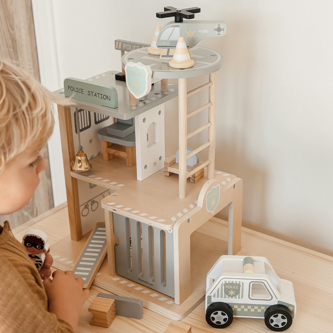 Post de poliție din lemn cu accesorii