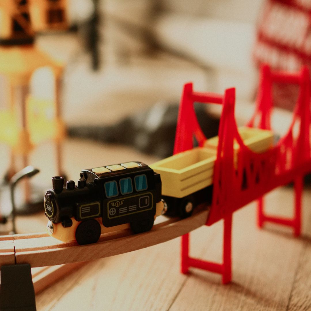 Cale ferată din lemn, tren cu baterii - Oraș: șine, vagoane, pod, aeroport