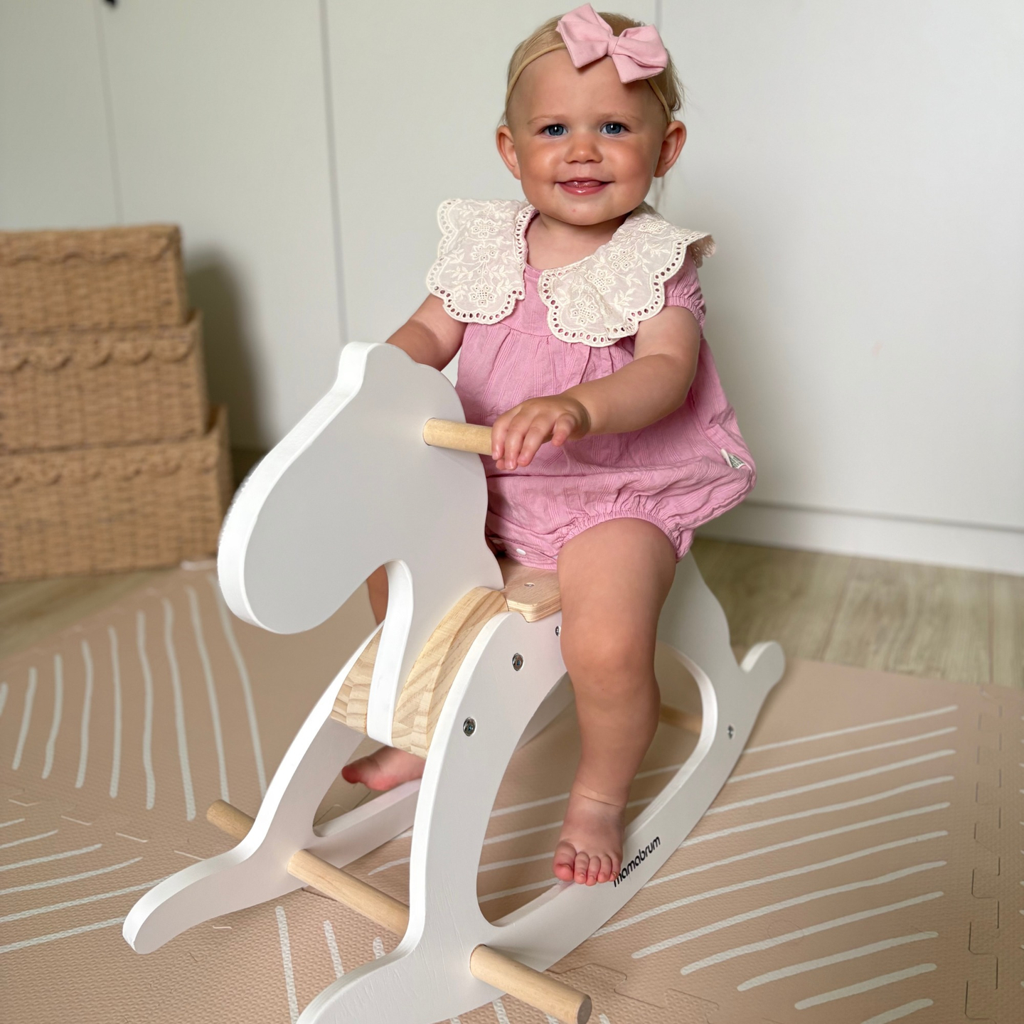 Căluț din lemn - alb - de la 12 luni.