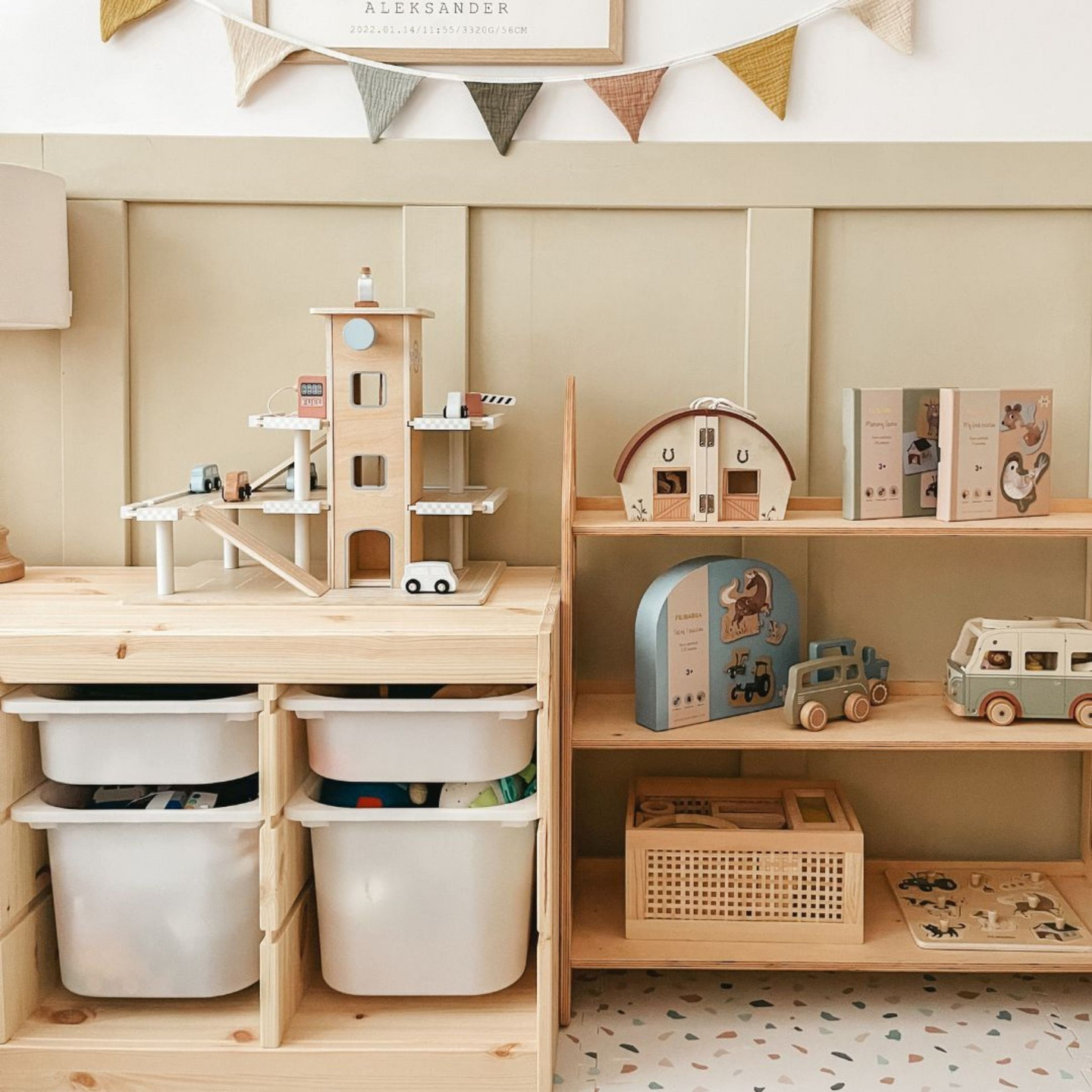 Parcare din lemn pe trei etaje cu lift - garaj cu mașini și elicopter