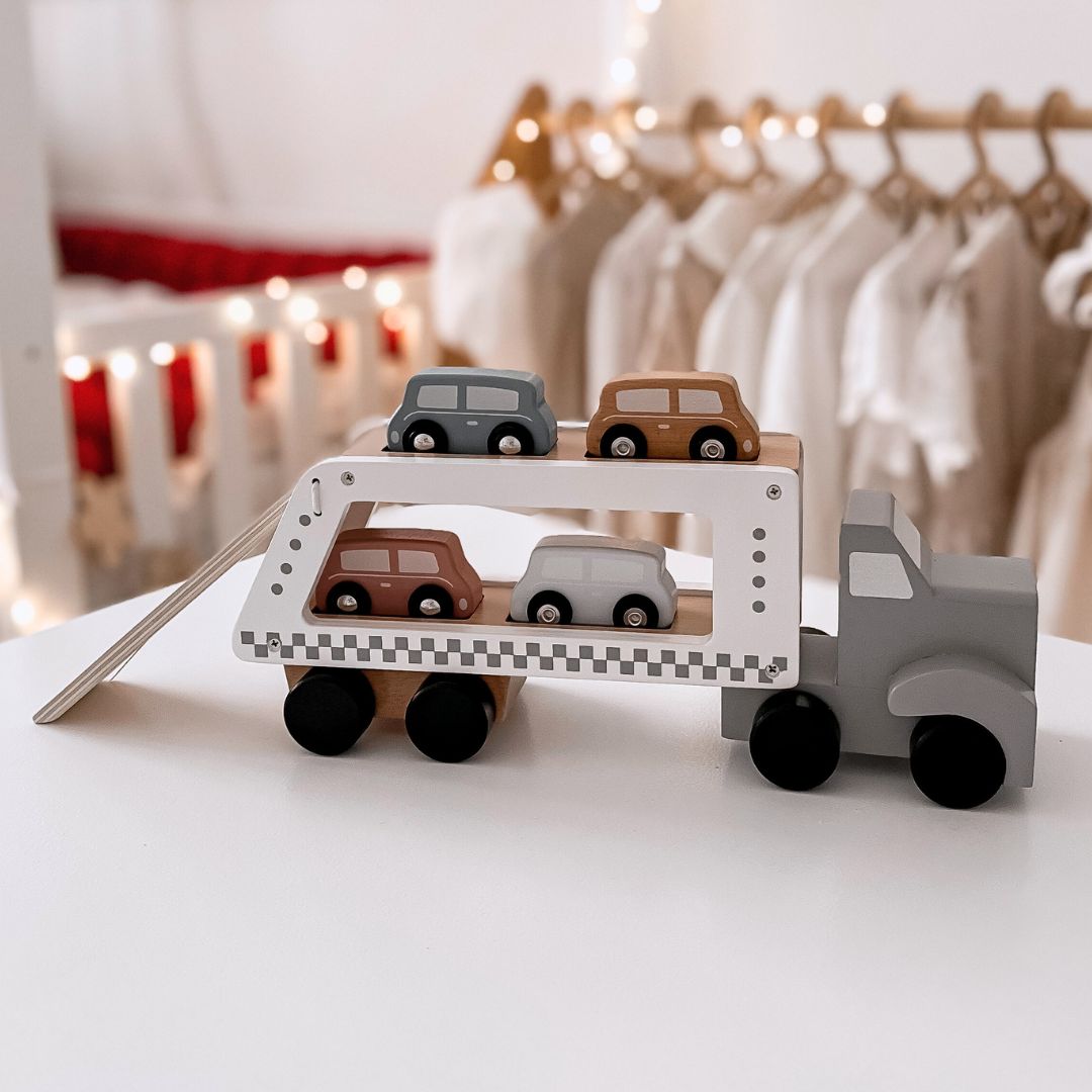 Camion-remorcă din lemn cu 4 vagoane