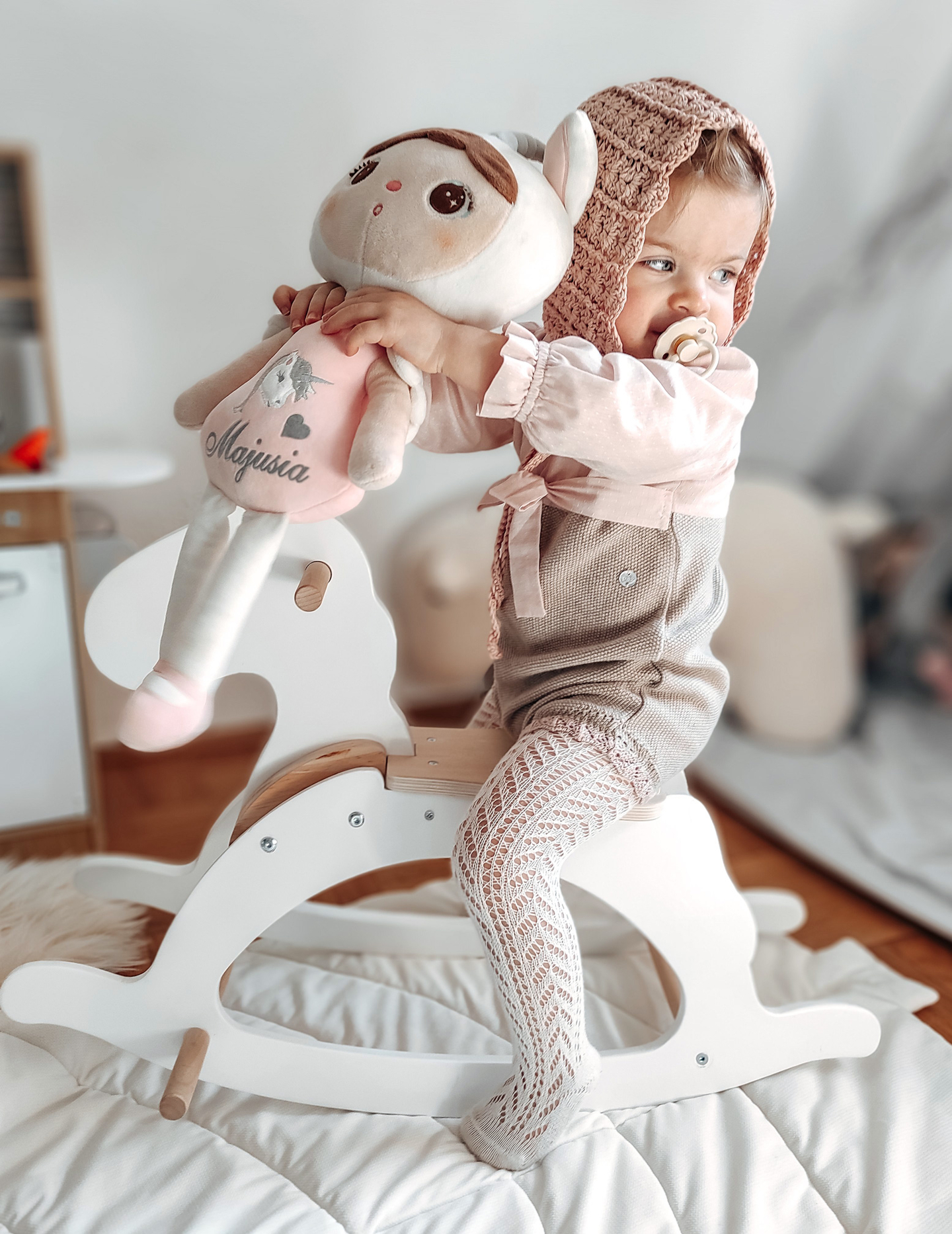 Căluț din lemn - alb - de la 12 luni.