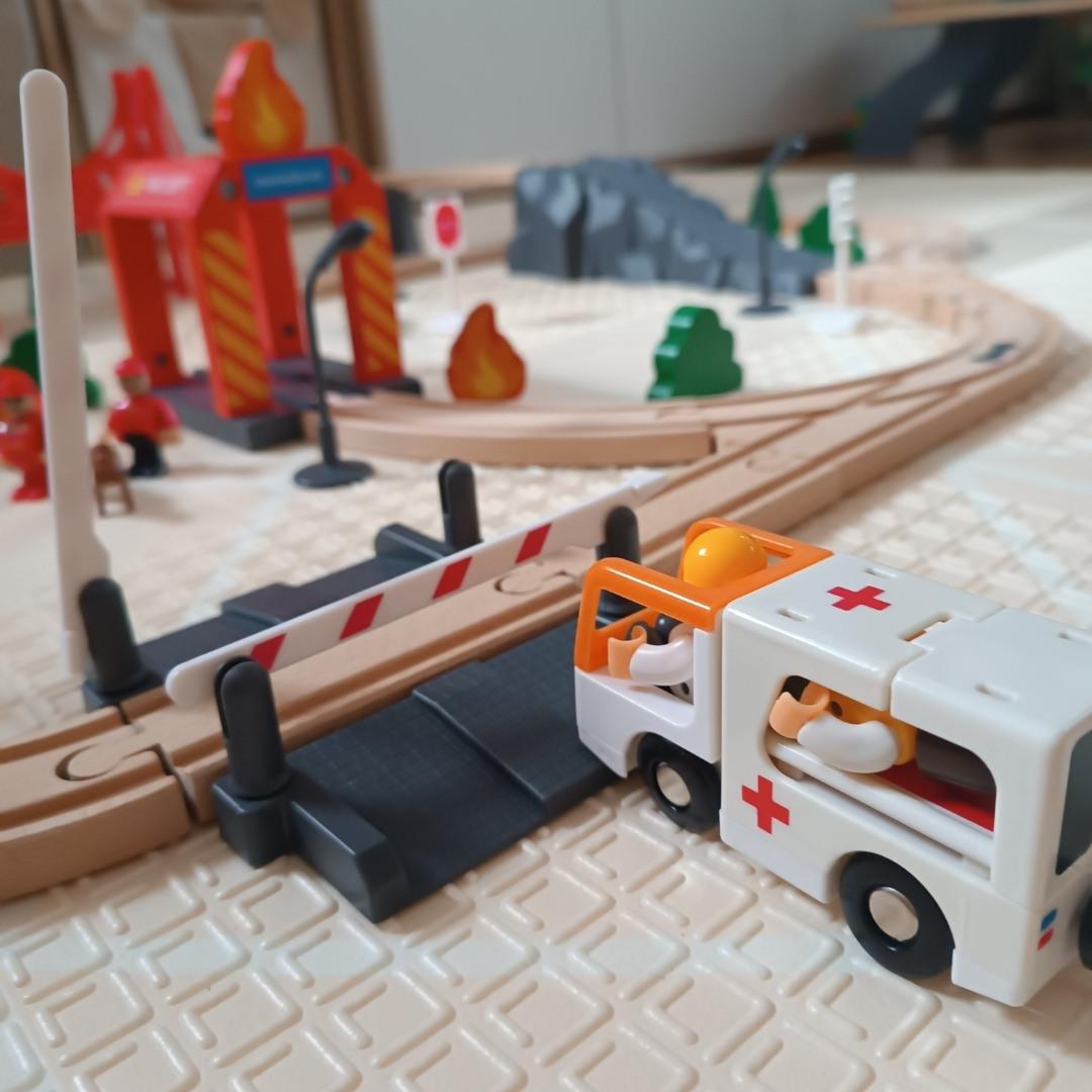 Tren din lemn, tren alimentat cu baterii - Pompieri, șine, vagoane, poduri, barieră