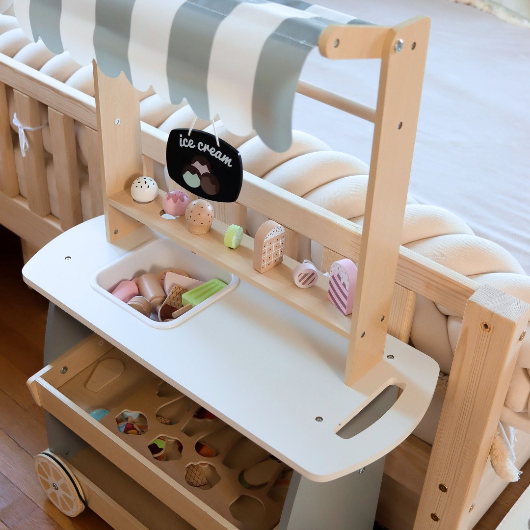 Sală de înghețată din lemn pe roți - cărucior pentru înghețată