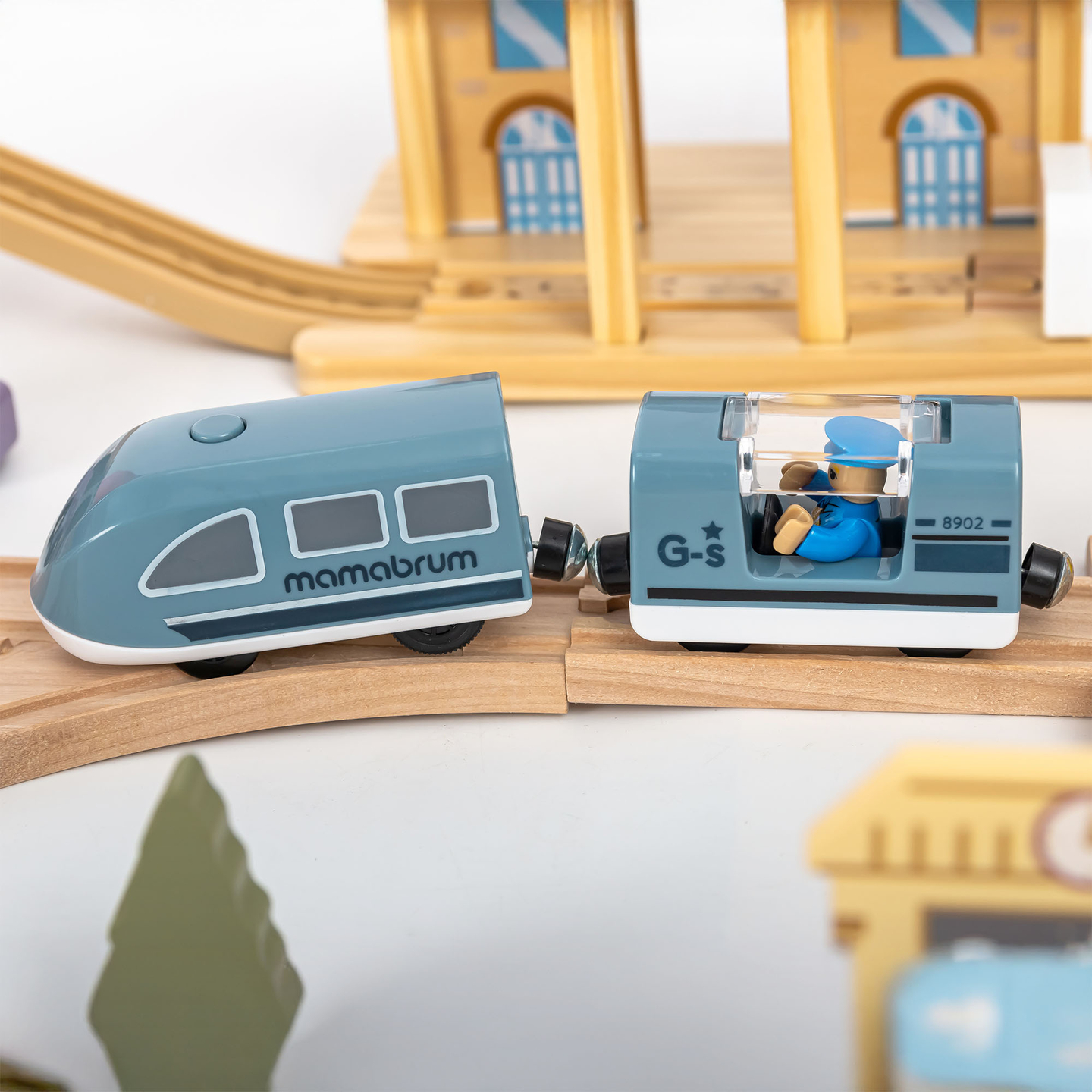 Cale ferată urbană din lemn cu tren electric - macara în mișcare, navă, poduri