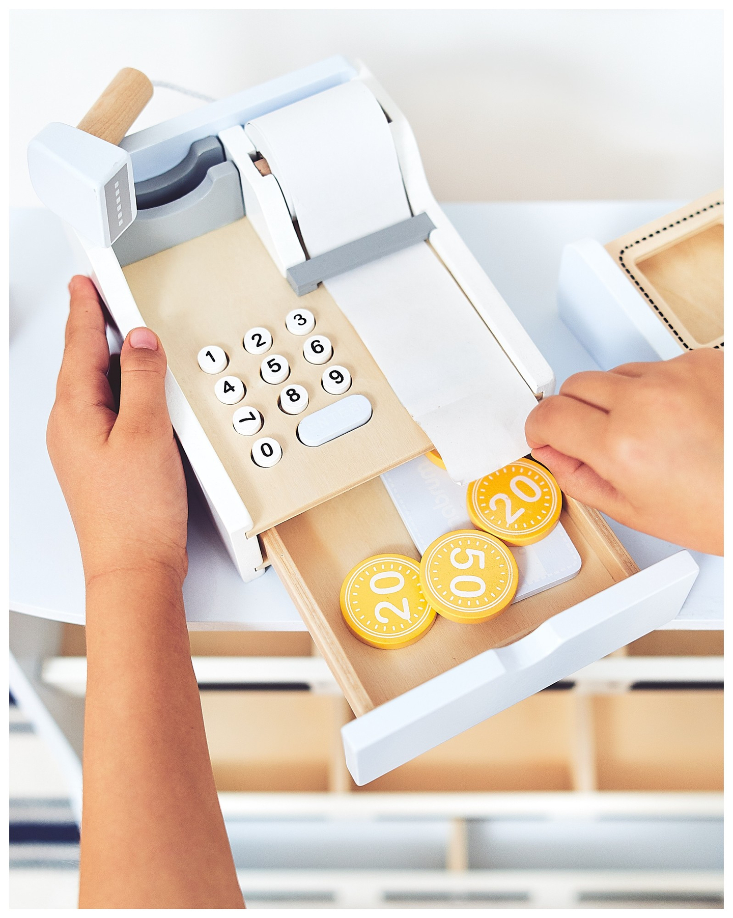 Magazin de legume - tarabă din lemn cu lăzi, casă de marcat și terminal