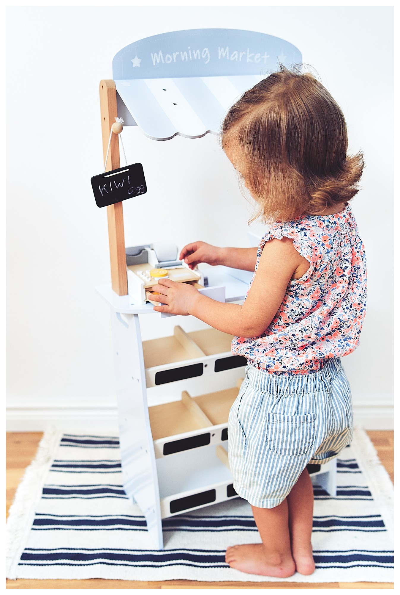 Magazin de legume - tarabă din lemn cu lăzi, casă de marcat și terminal