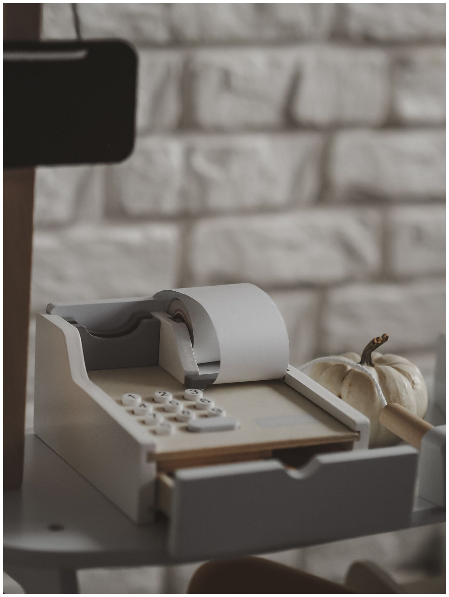 Magazin de legume - tarabă din lemn cu lăzi, casă de marcat și terminal