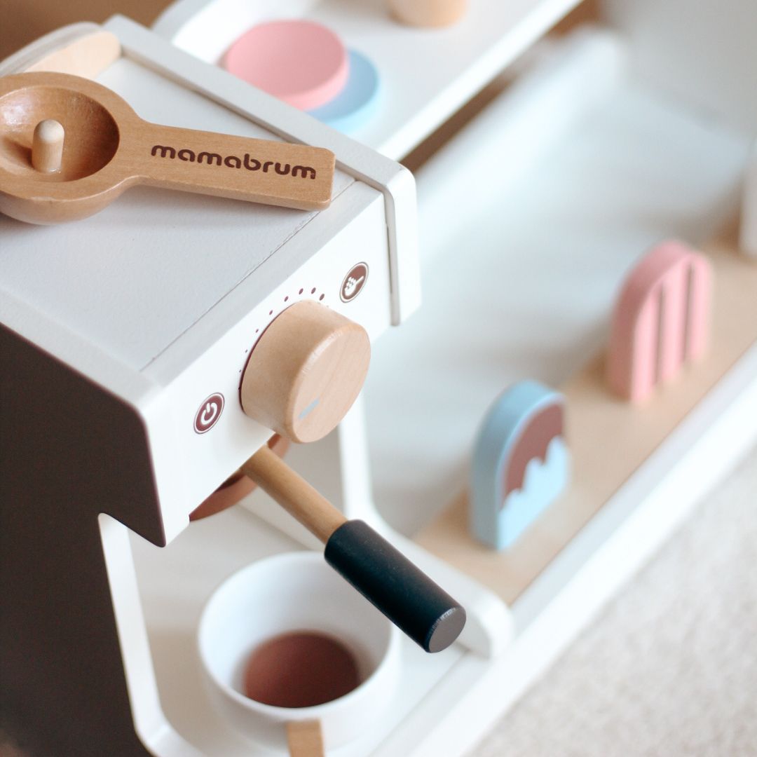 Gelaterie din lemn cu mașină de cafea - cafenea cu accesorii