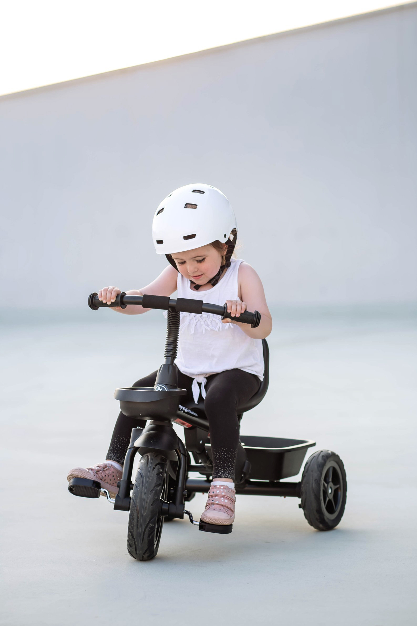 Tricicleta HyperMotion TOBI VECTOR - roți gonflabile veșnice + bară de împingere. Culoare: negru.