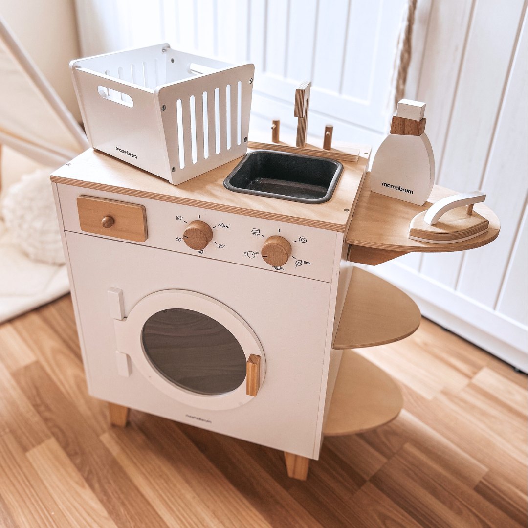 Mașină de spălat din lemn cu fier de călcat, coș și lichid de spălat