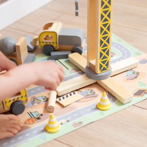 Șantier de construcții din lemn cu macara mobilă mare și vehicule, macara turn