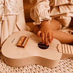 Chitara din lemn pentru copii - ukulele - culoare roz