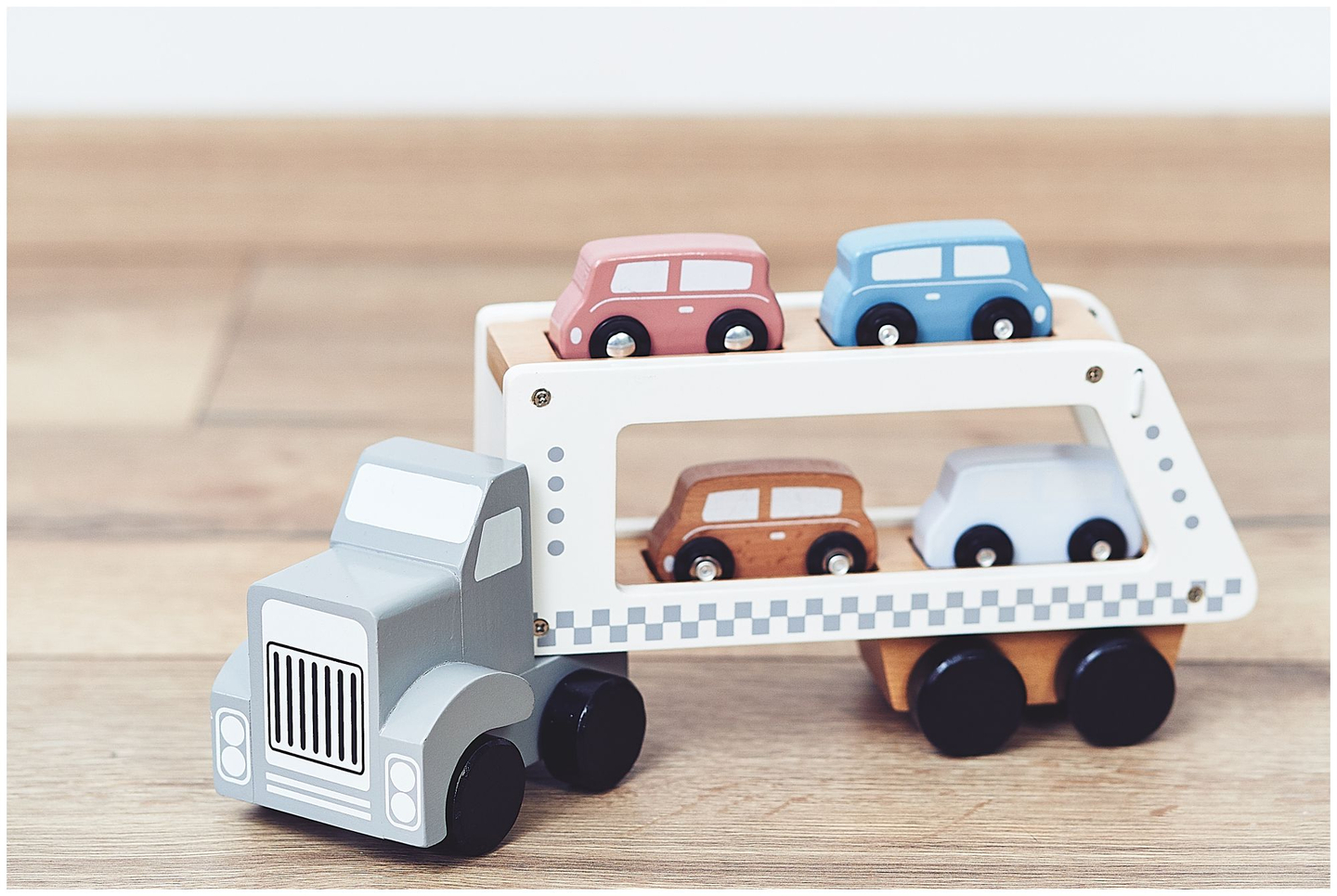 Camion-remorcă din lemn cu 4 vagoane