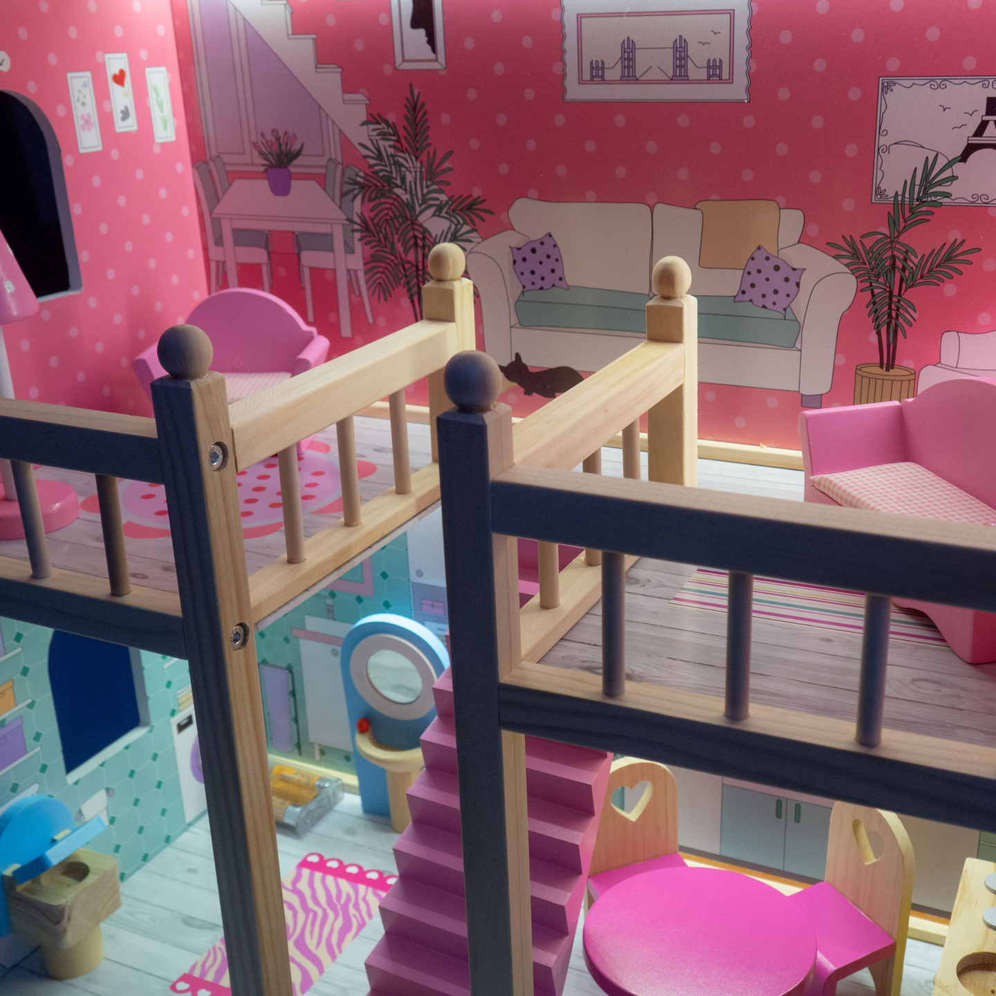 Casă mare de păpuși din lemn cu 3 etaje, cu terasă, set de mobilier și iluminare cu LED-uri!