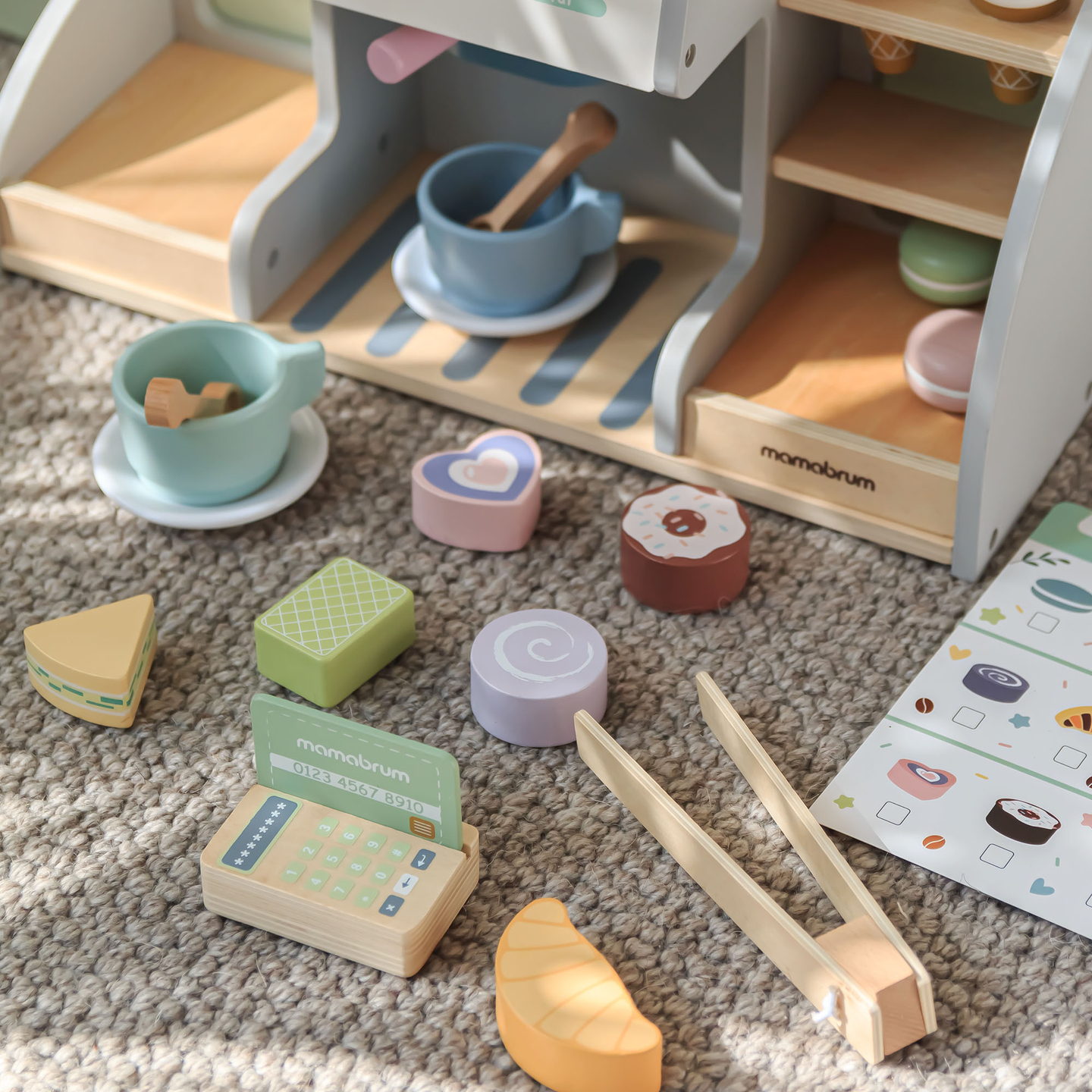 Un salon mare de înghețată din lemn cu tablă magnetică, aparat de cafea și set de înghețată și deserturi - peste 70 de piese!