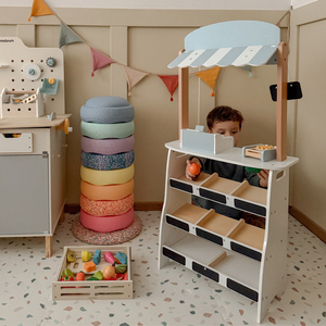 Magazin de legume - tarabă din lemn cu lăzi, casă de marcat și terminal