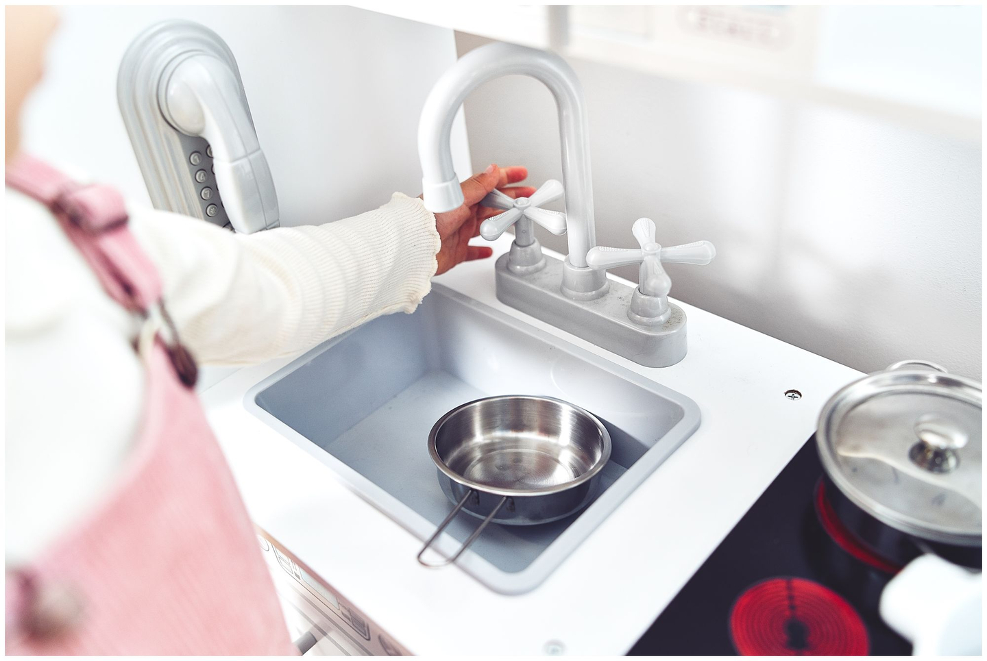 Accesorii de bucătărie mari din lemn alb și șorț