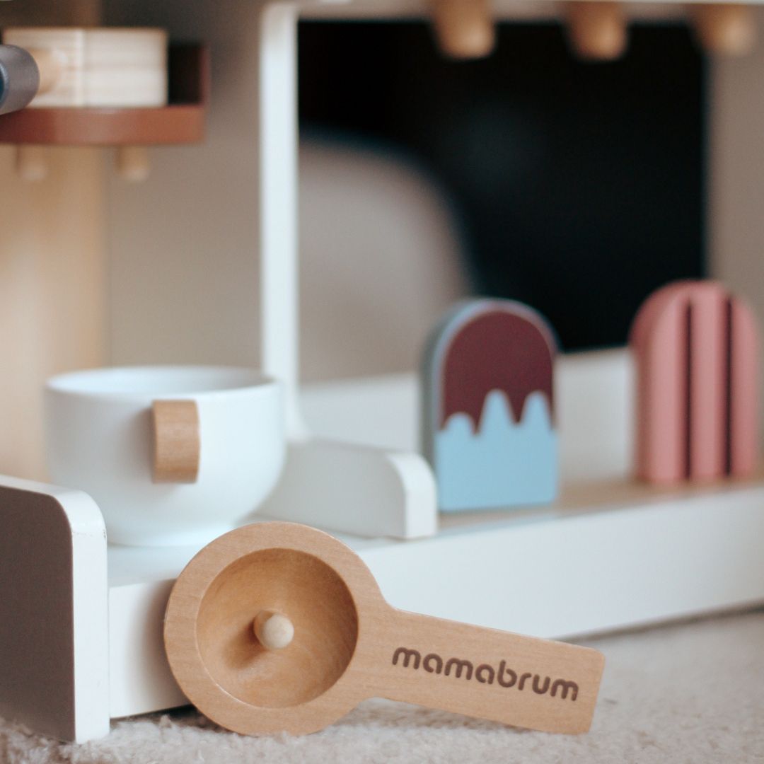 Gelaterie din lemn cu mașină de cafea - cafenea cu accesorii