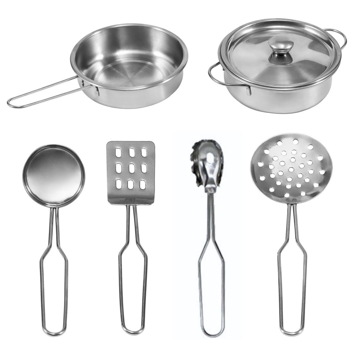 Bucătărie albă din lemn cu accesorii și șorț