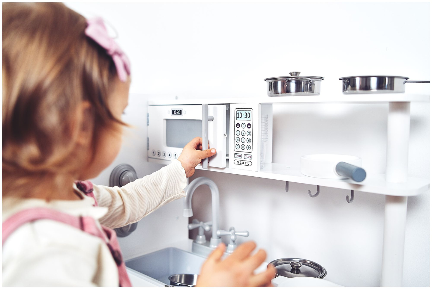 Accesorii de bucătărie mari din lemn alb și șorț