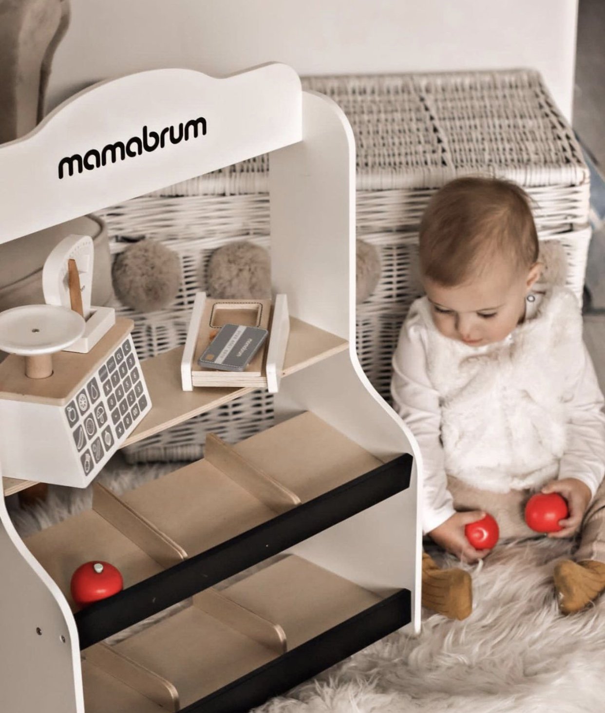 Mini market - magazin cu cântar, terminal, card de plată și fructe