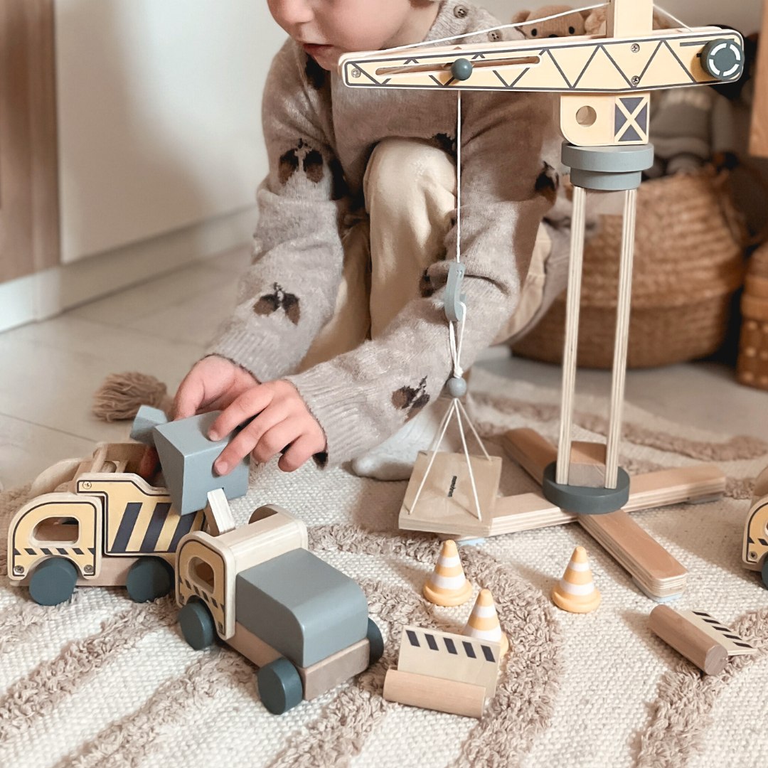 Șantier de construcții din lemn cu macara mobilă mare și vehicule, macara turn