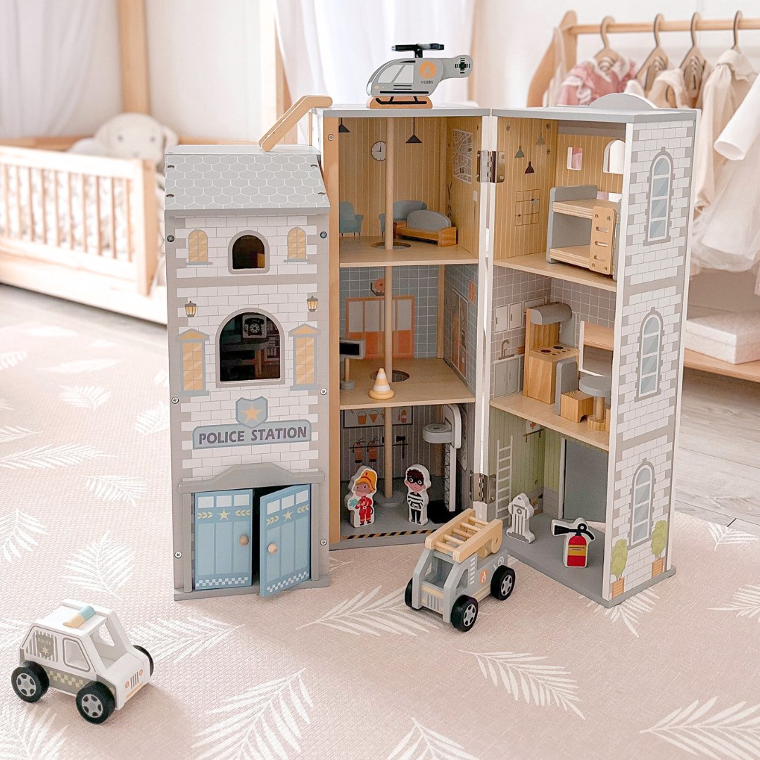 Stație mare de pompieri pliabilă cu stație de poliție - set din lemn. Stație de pompieri și stație de poliție cu accesorii.