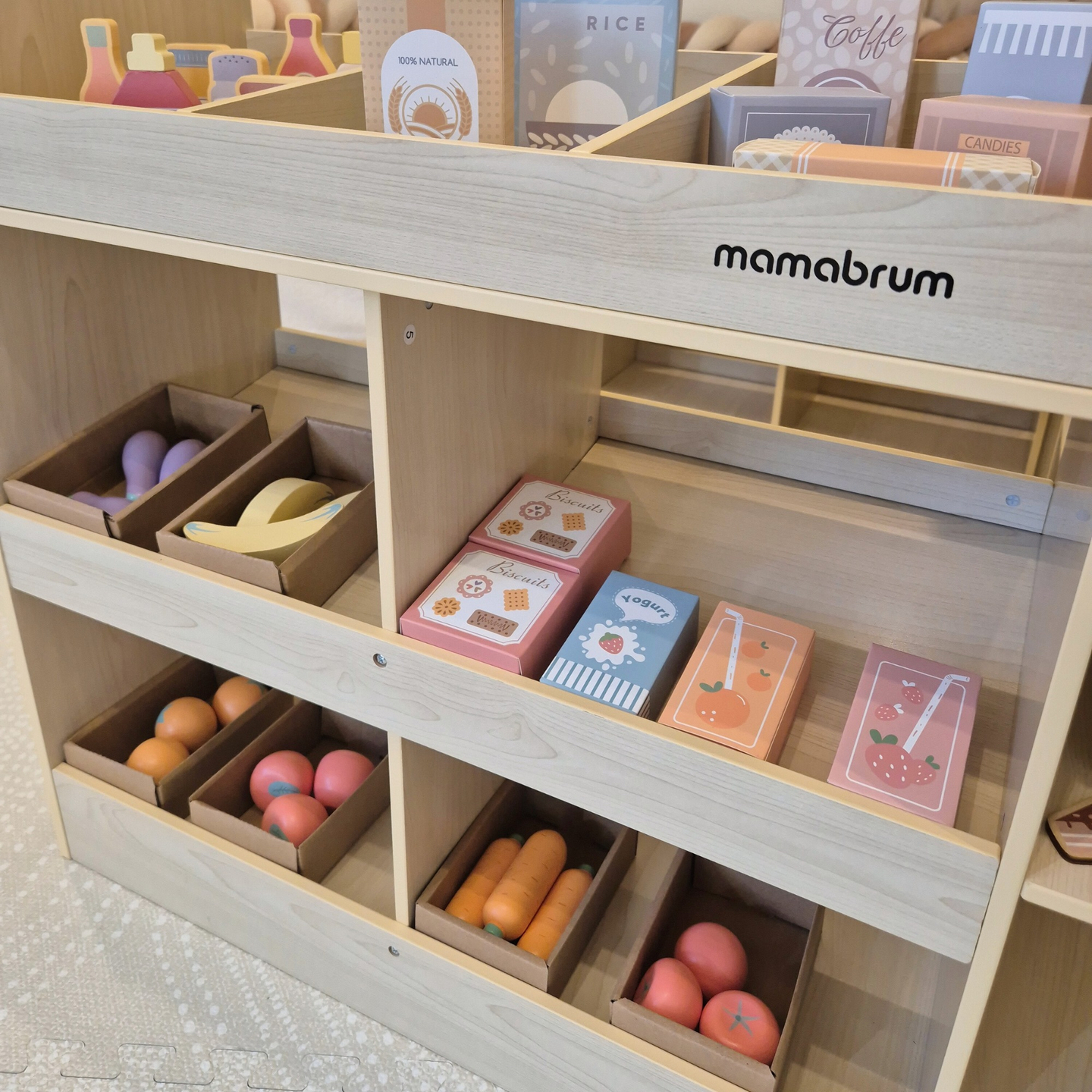 Magazin mare din lemn pentru copii cu tablă - 91 de piese pentru distracție la cumpărături!