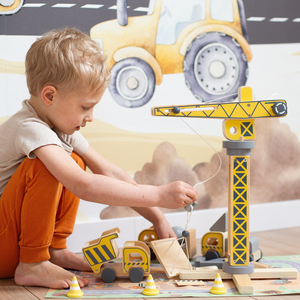 Șantier de construcții din lemn cu macara mobilă mare și vehicule, macara turn