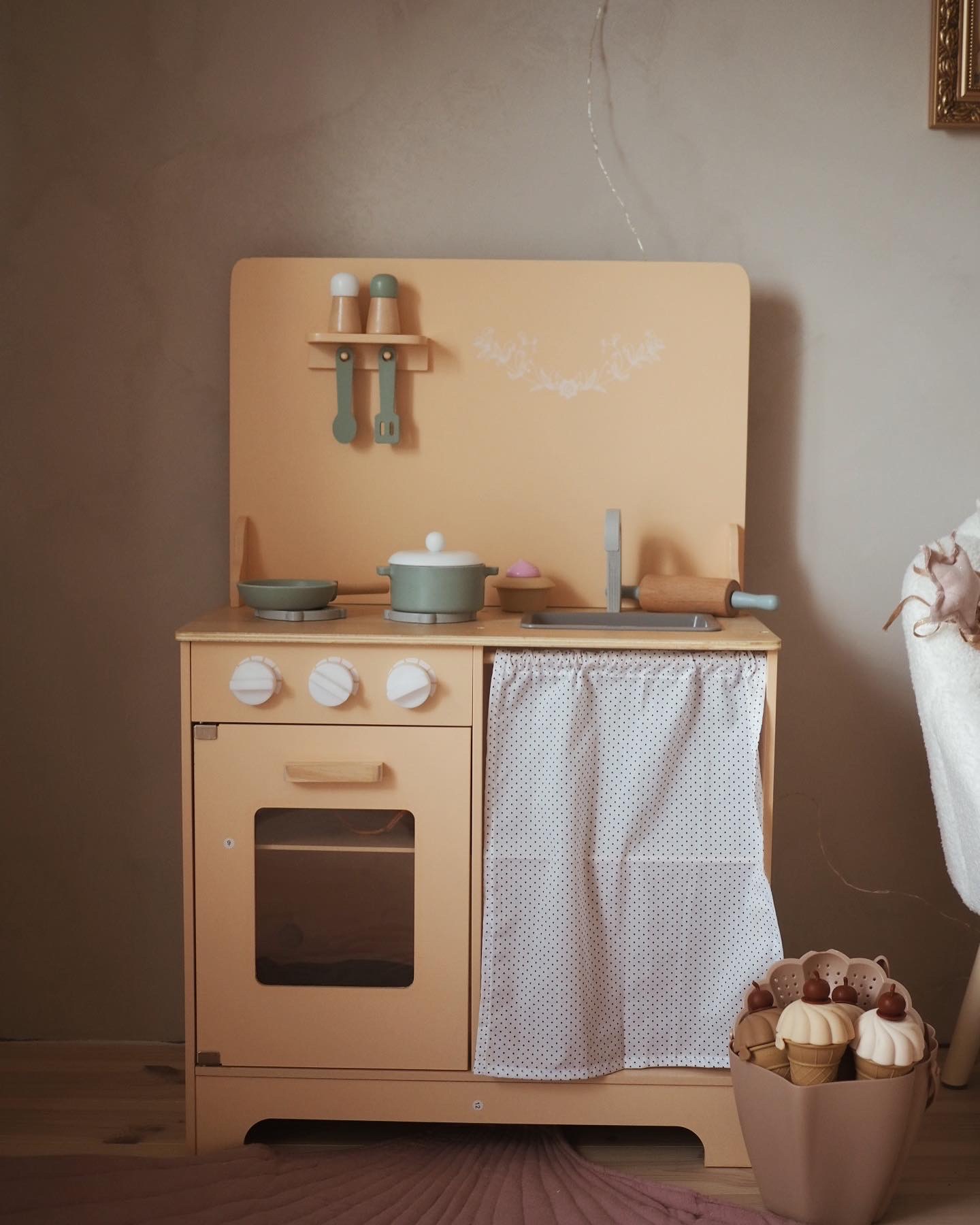 Bucătărie din lemn cu șorț, accesorii și iluminat cu LED-uri