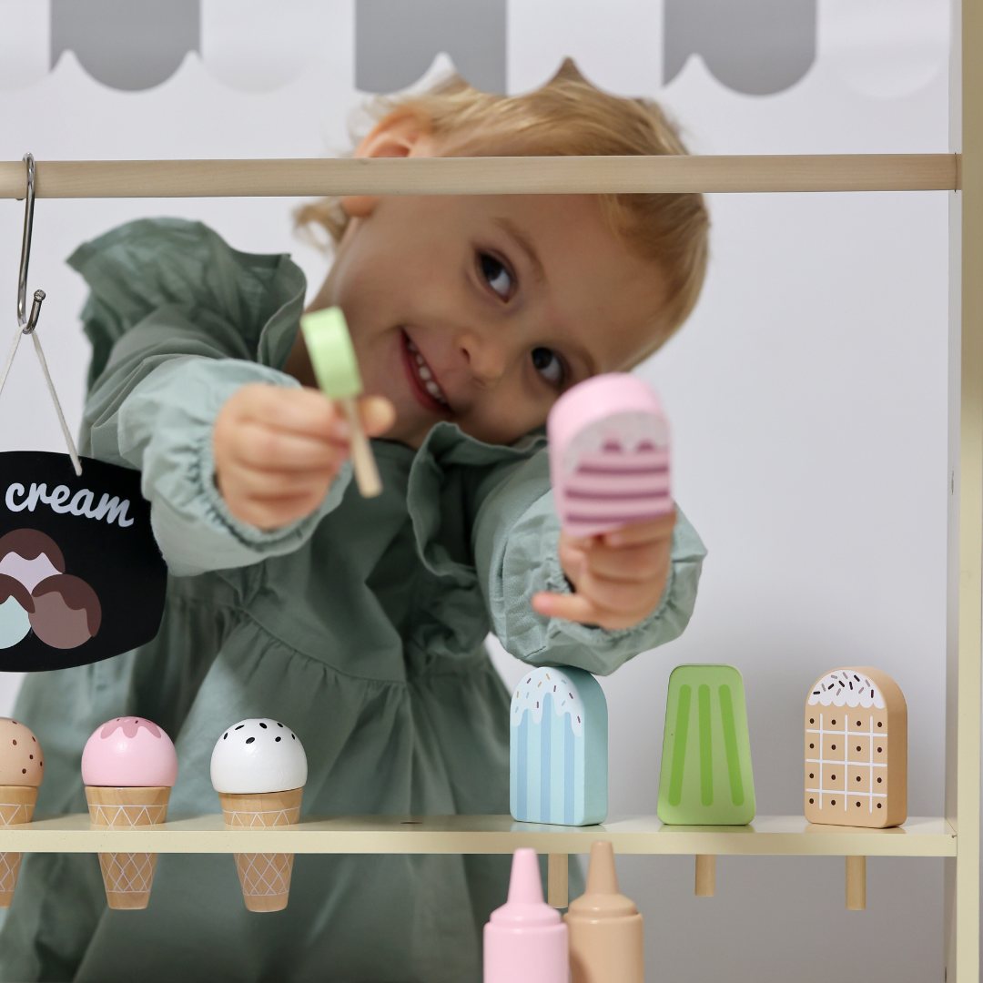 Sală de înghețată din lemn pe roți - cărucior pentru înghețată