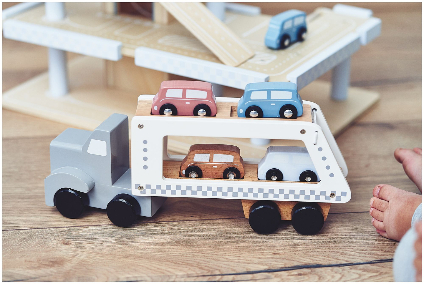 Camion-remorcă din lemn cu 4 vagoane