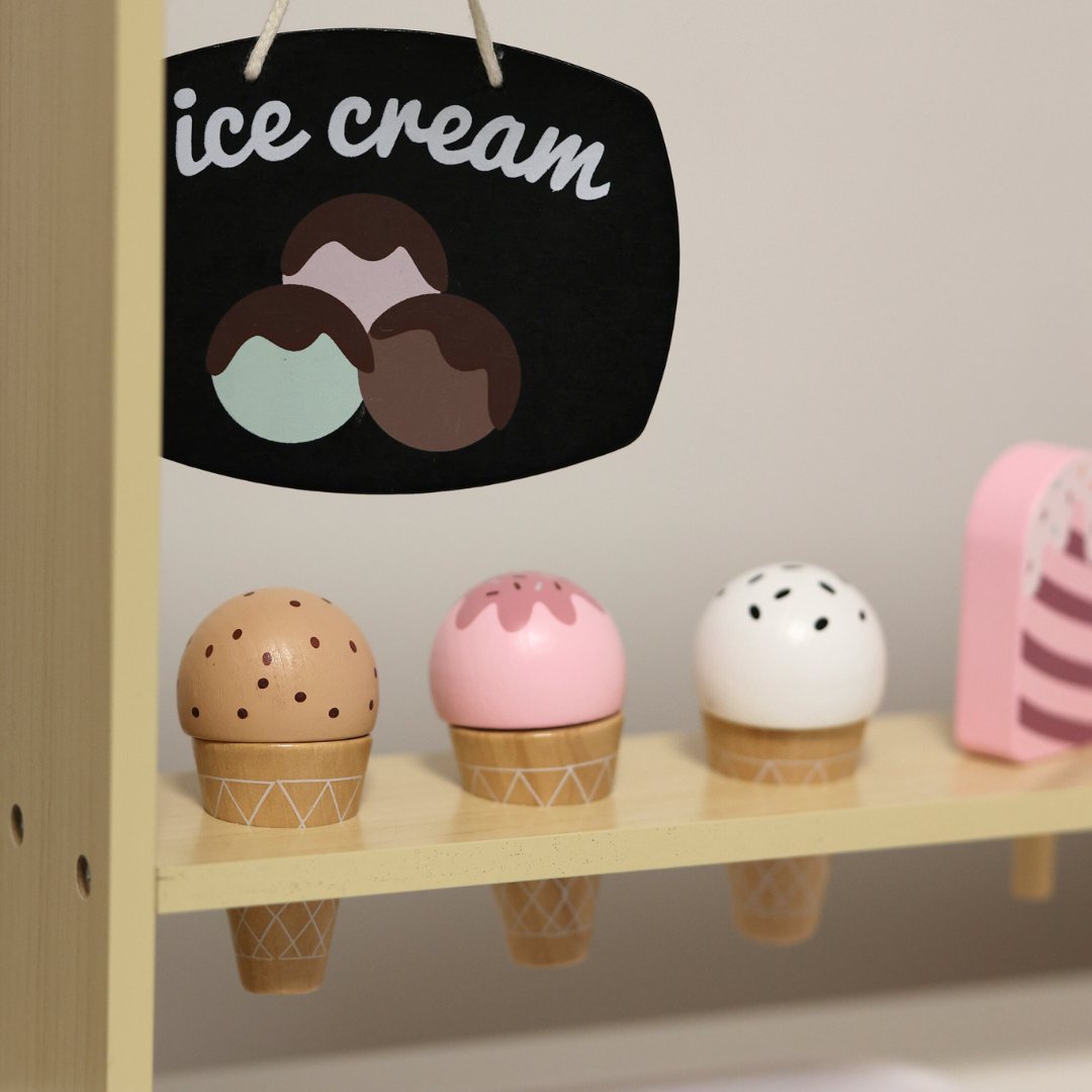 Sală de înghețată din lemn pe roți - cărucior pentru înghețată