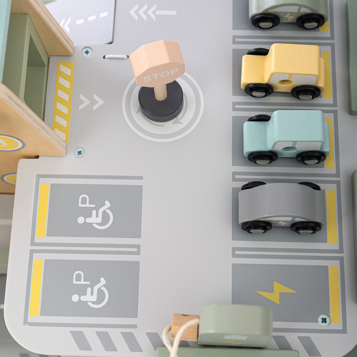 Garaj din lemn, cu trei etaje, pentru copii, cu accesorii - parcare, benzinărie, spălătorie auto, elicopter