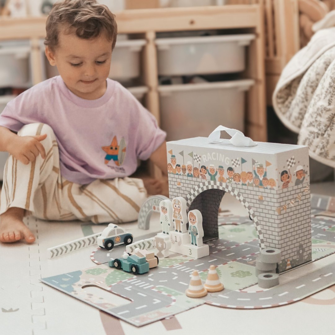 Valisa magnetica cu pista de curse, vehicule din lemn si accesorii rutiere