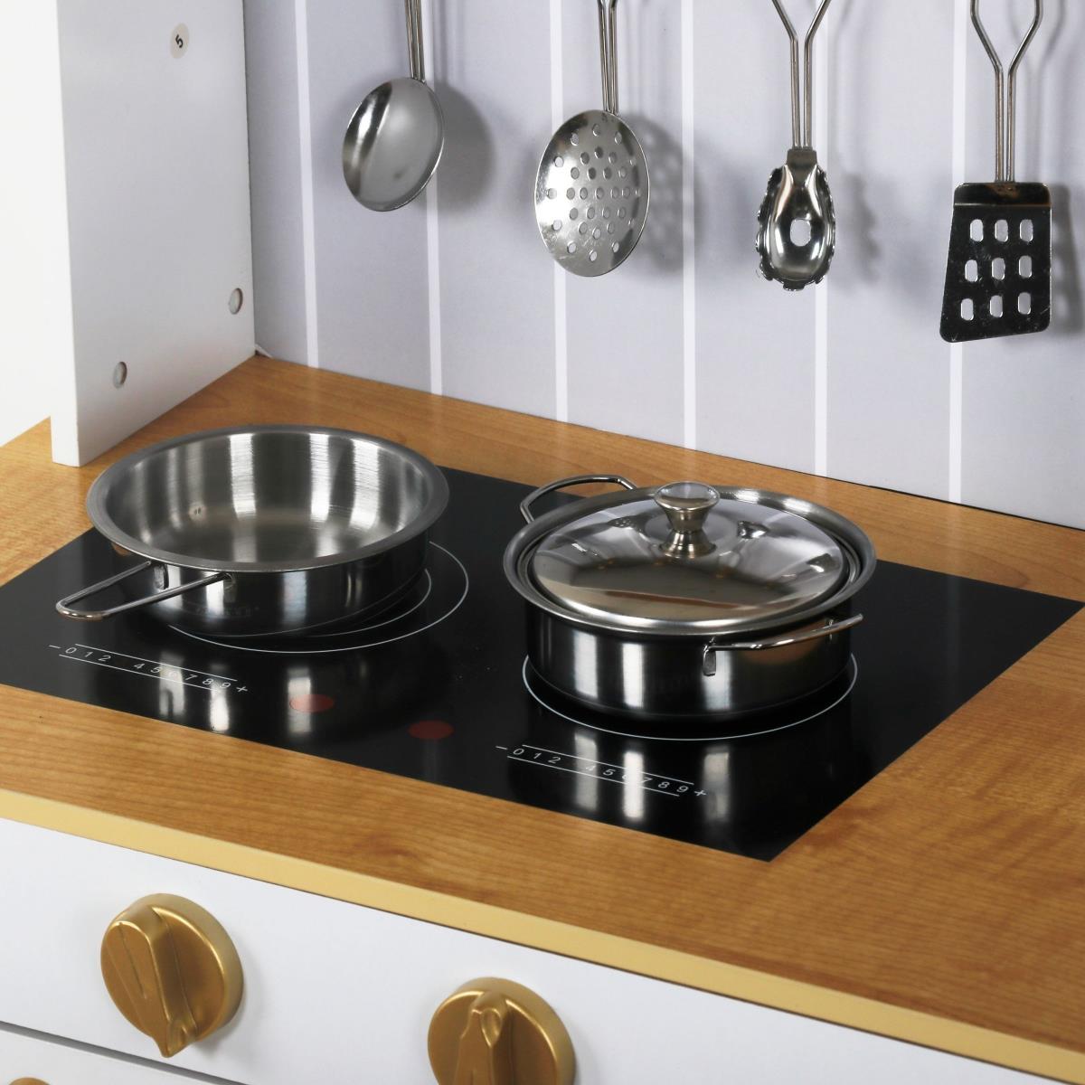 Bucătărie albă din lemn cu accesorii și șorț