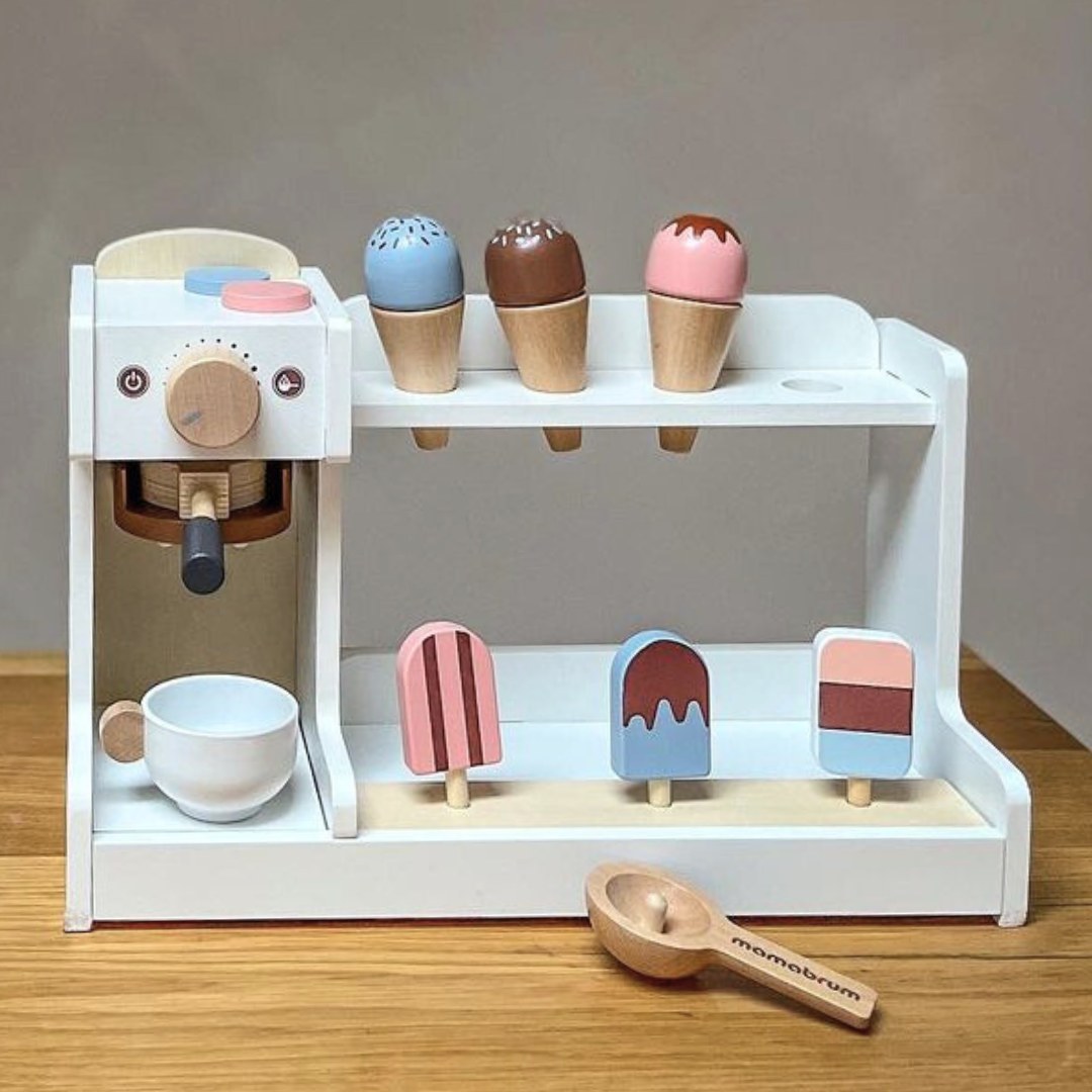 Gelaterie din lemn cu mașină de cafea - cafenea cu accesorii