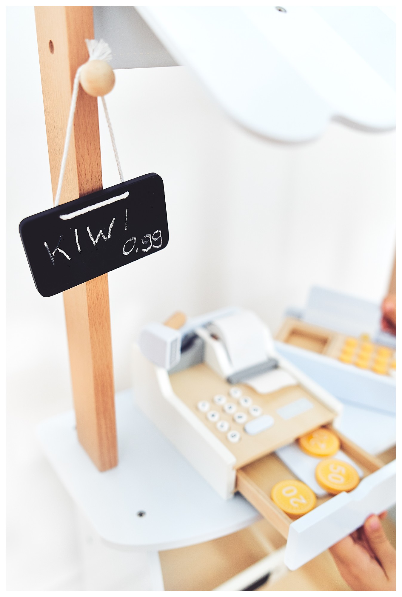 Magazin de legume - tarabă din lemn cu lăzi, casă de marcat și terminal