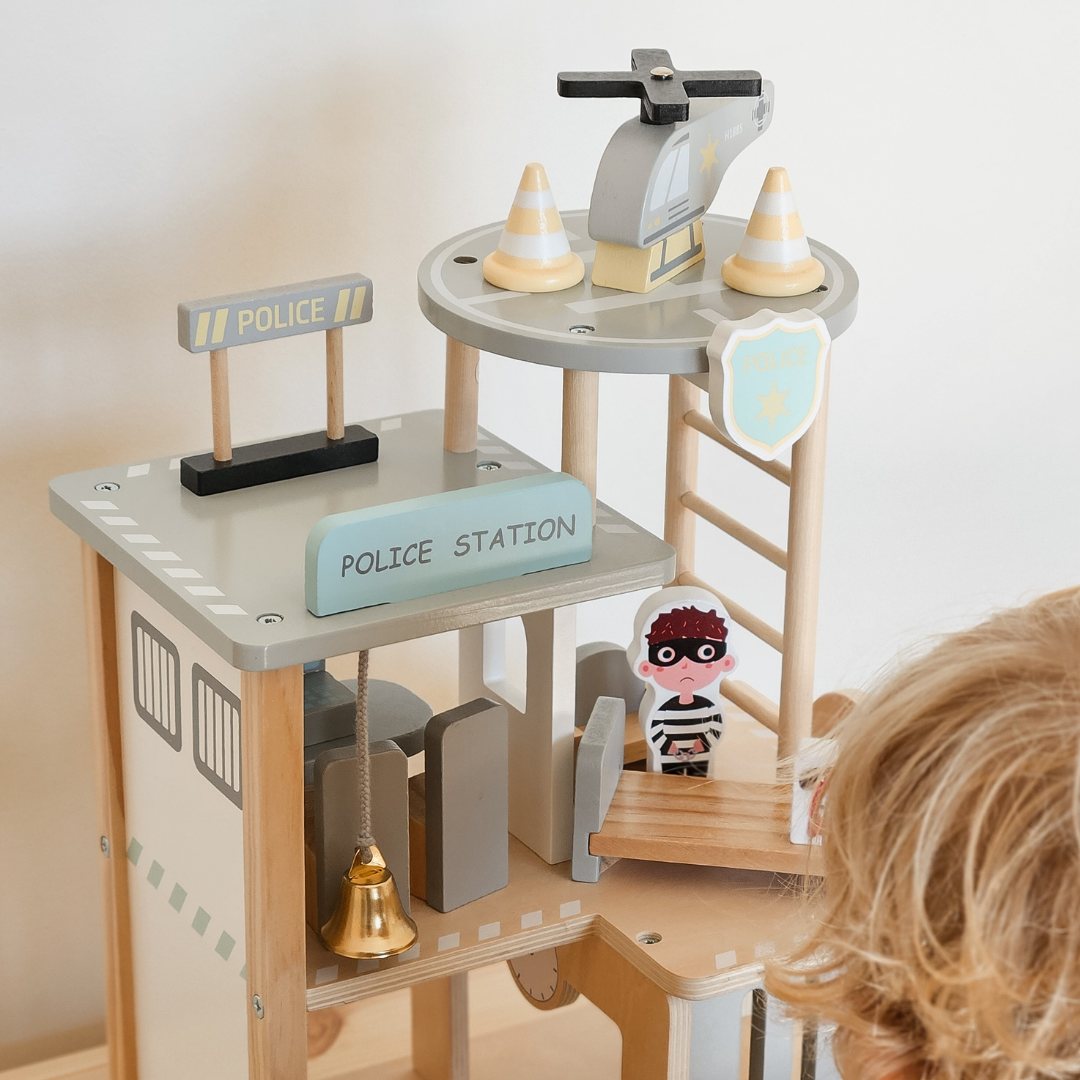 Post de poliție din lemn cu accesorii