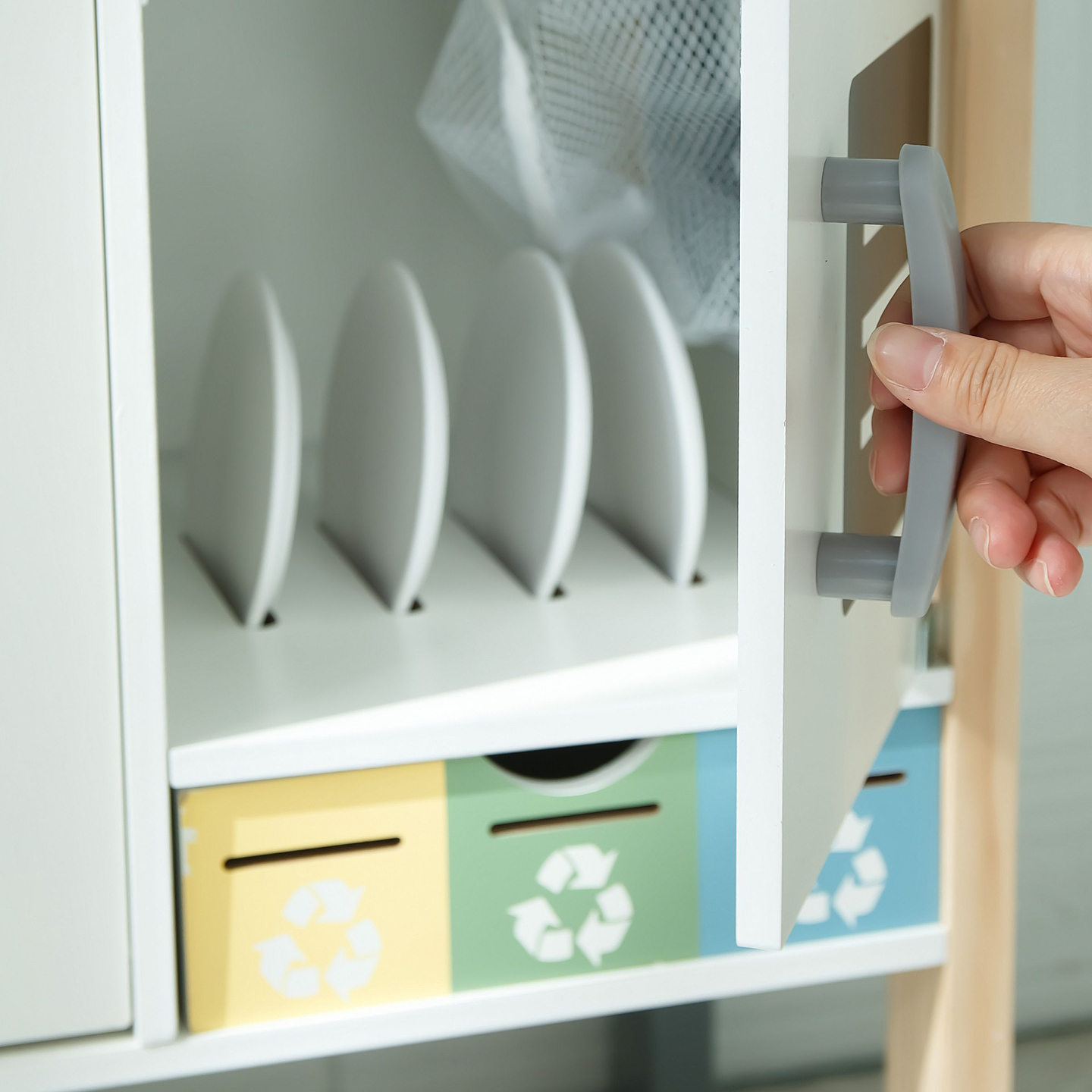 Bucătărie interactivă cu mașină de spălat rufe, mașină de spălat vase și tablă