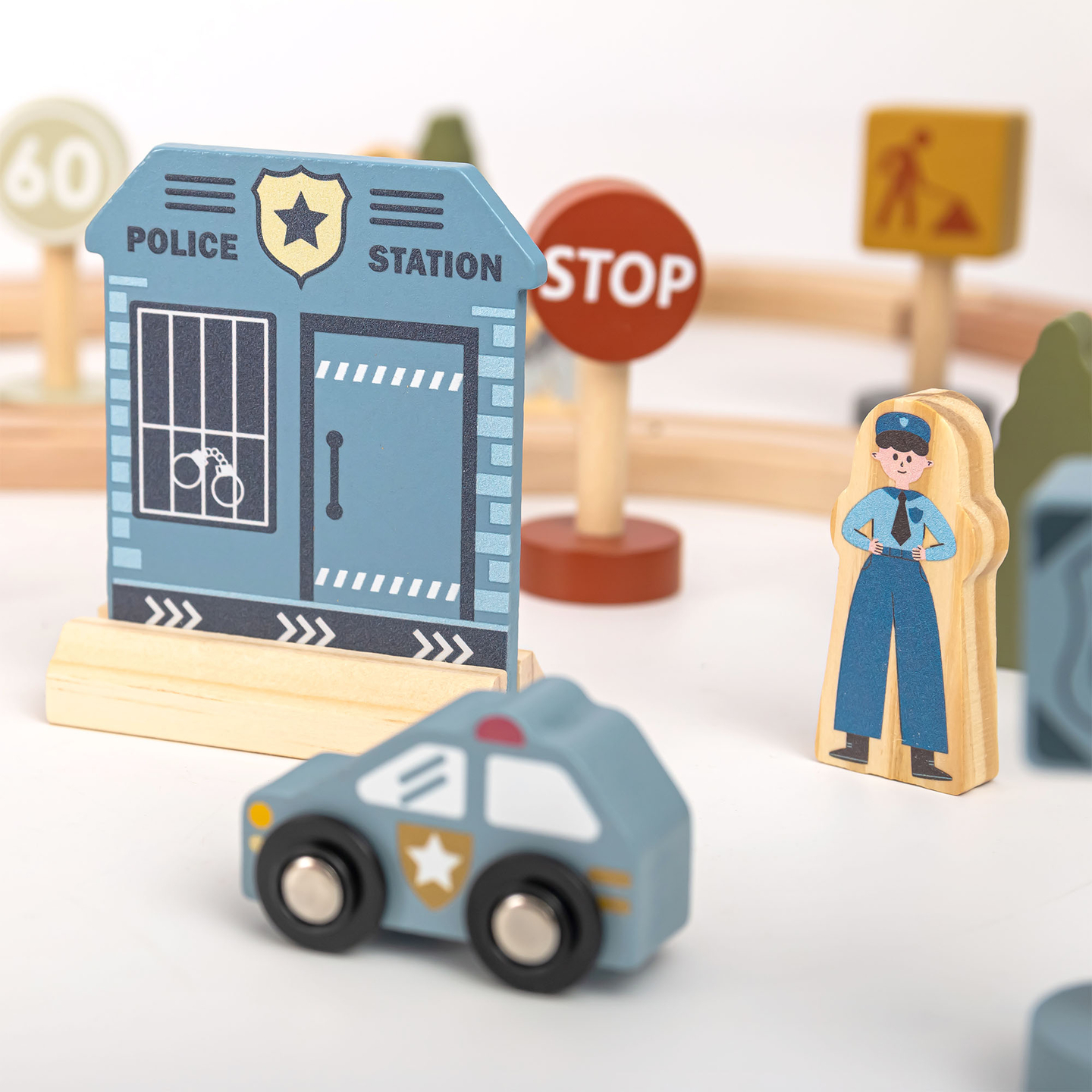 Cale ferată urbană din lemn cu tren electric - macara în mișcare, navă, poduri