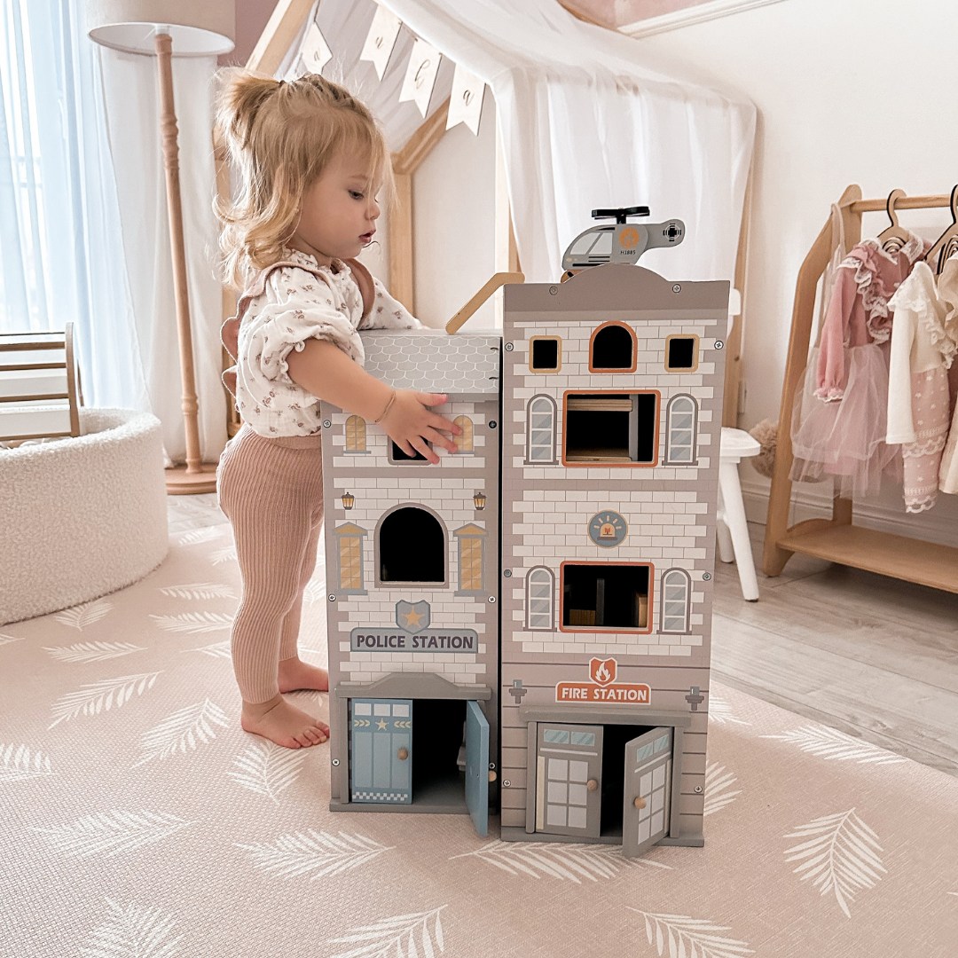 Stație mare de pompieri pliabilă cu stație de poliție - set din lemn. Stație de pompieri și stație de poliție cu accesorii.