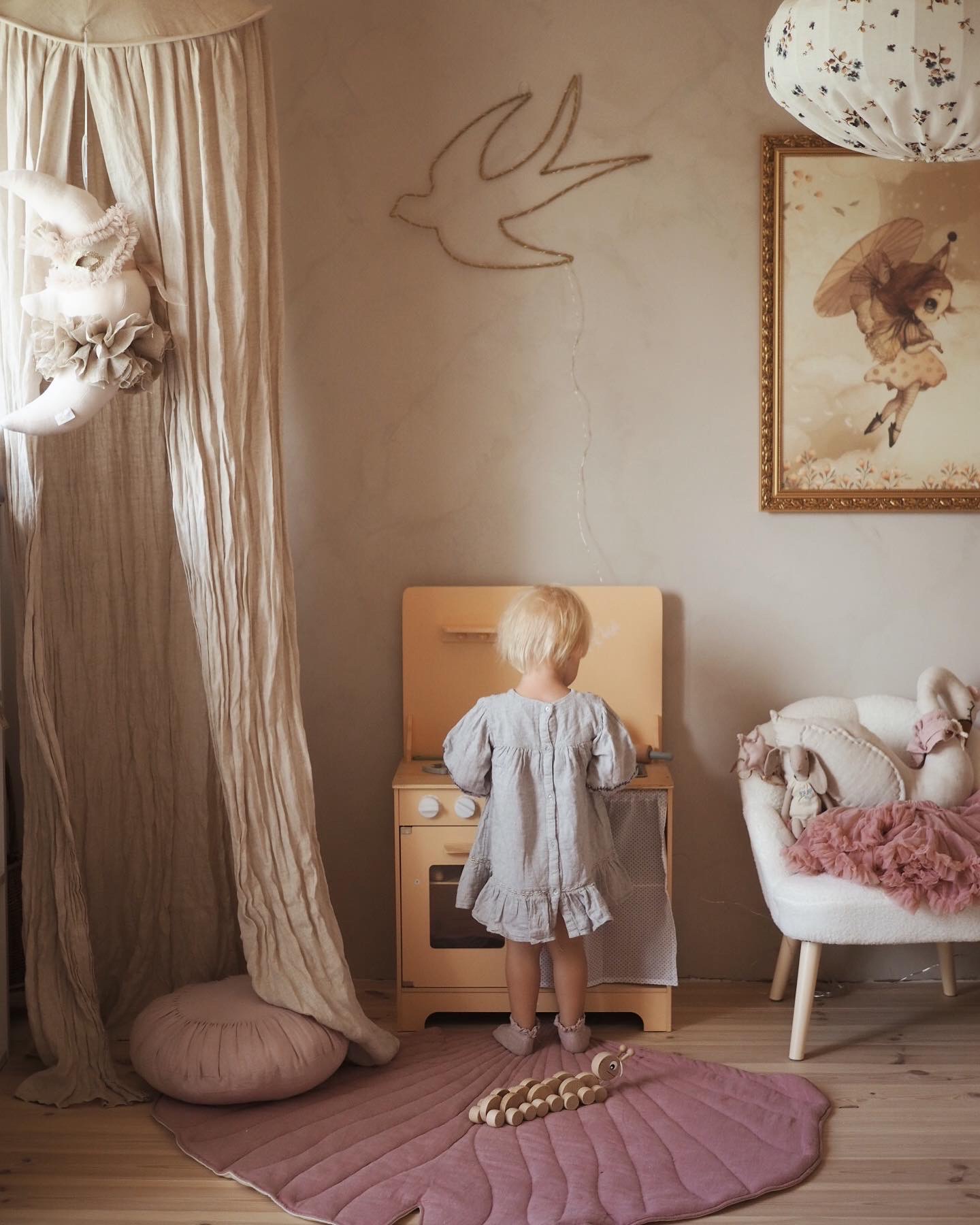 Bucătărie din lemn cu șorț, accesorii și iluminat cu LED-uri