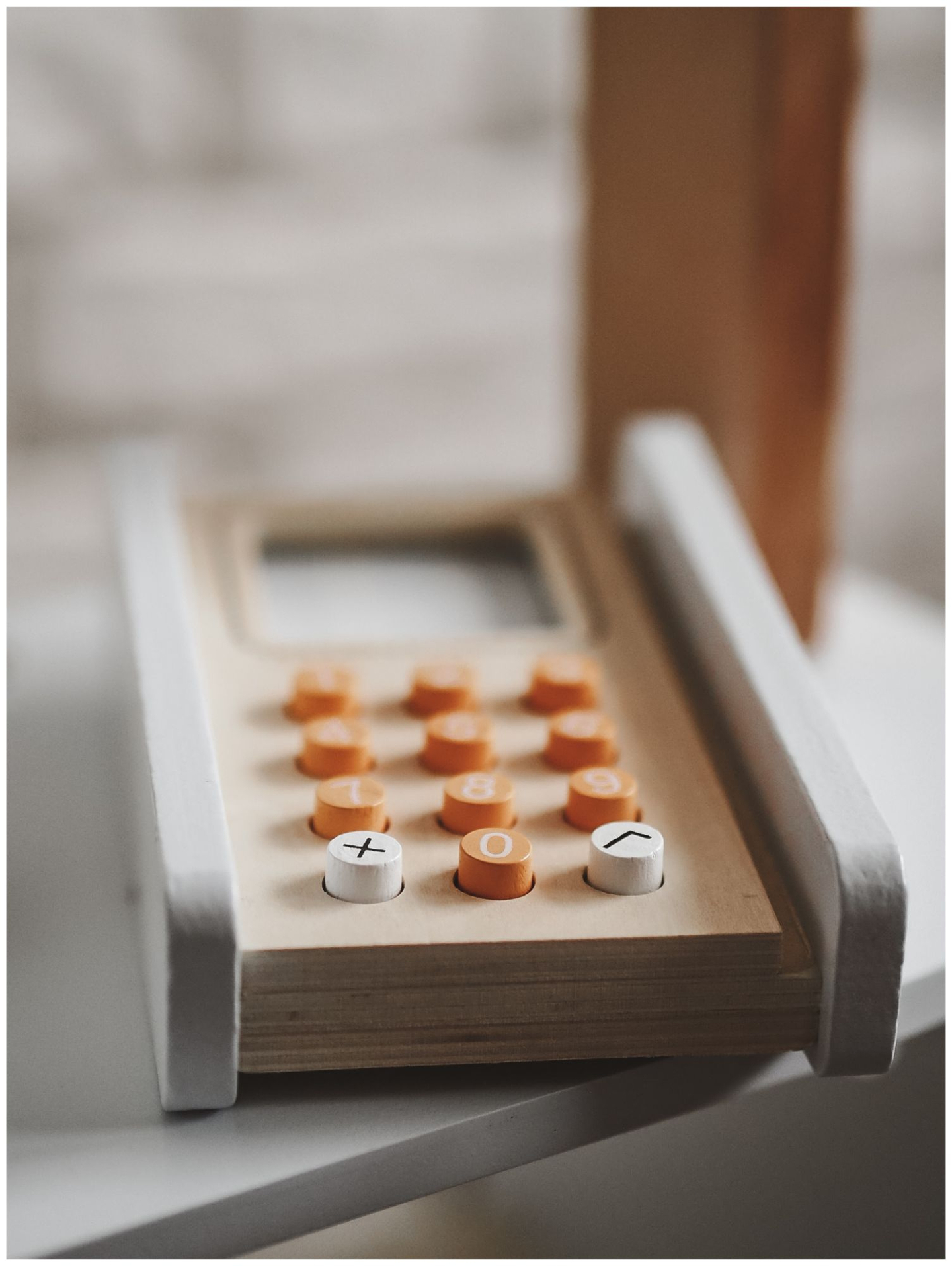 Magazin de legume - tarabă din lemn cu lăzi, casă de marcat și terminal